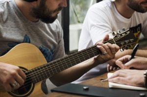 Top 10 Sites for Online Guitar Lessons & Courses for Beginners